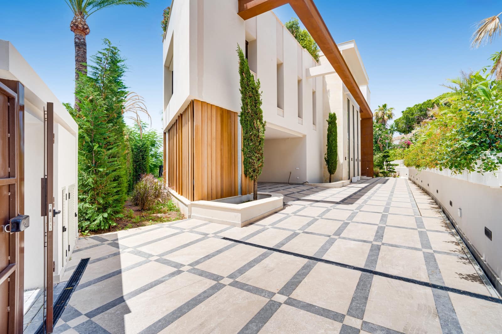 5 bedroom Villa for sale in Marbella with pool garage - € 7,300,000 (Ref: 9912237)