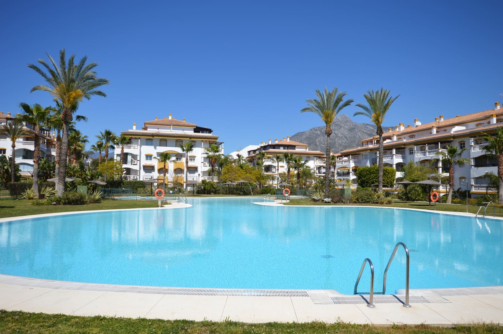 2 slaapkamer Appartement te koop in Marbella met zwembad garage - € 379.000 (Ref: 9940825)