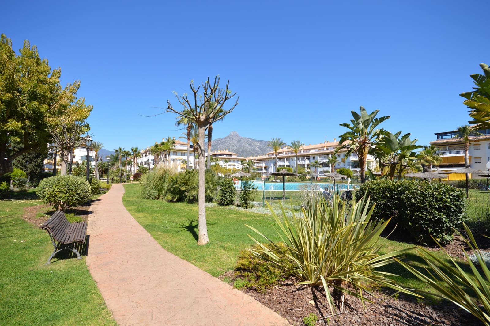 2 slaapkamer Appartement te koop in Marbella met zwembad garage - € 379.000 (Ref: 9940825)