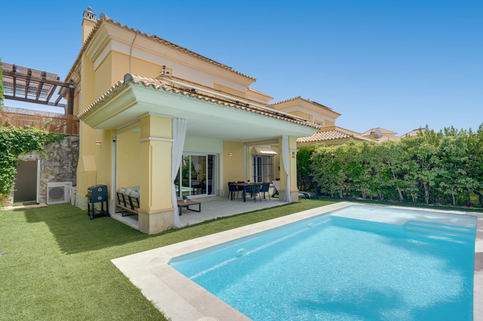 4 bedroom Villa for sale in Marbella with pool garage - € 1,395,000 (Ref: 9966088)