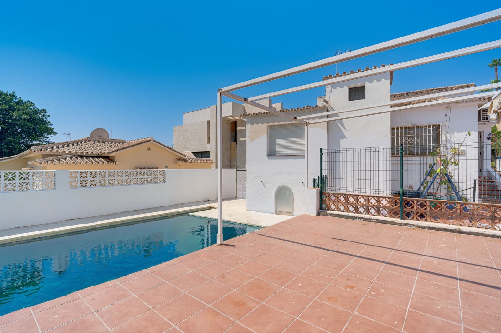 2 sypialnia Willa na sprzedaż w Nueva Andalucia z basenem garażem - 1 375 000 € (Ref: 9984324)