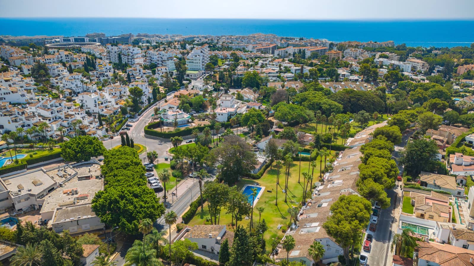 2 sypialnia Willa na sprzedaż w Nueva Andalucia z basenem garażem - 1 375 000 € (Ref: 9984324)