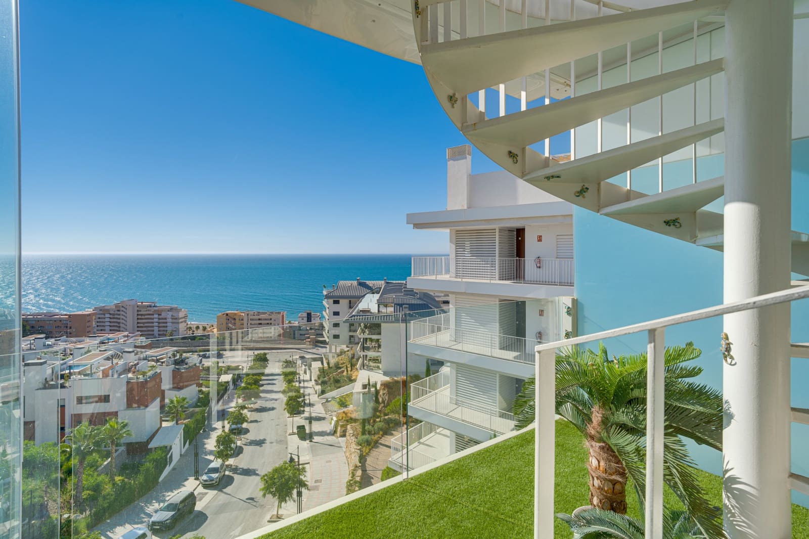 2 soveværelse Penthouse til salg i Fuengirola med swimmingpool garage - € 1.180.000 (Ref: 9999159)