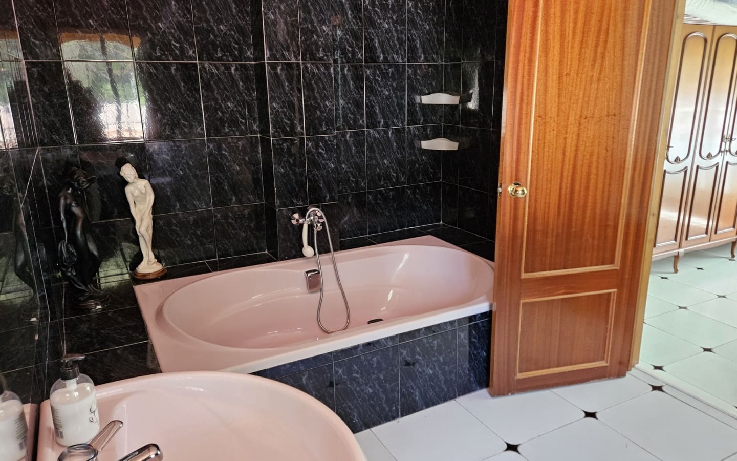 5 soveværelse Virksomhed til salg i Velez de Benaudalla med swimmingpool garage - € 600.000 (Ref: 4914817)