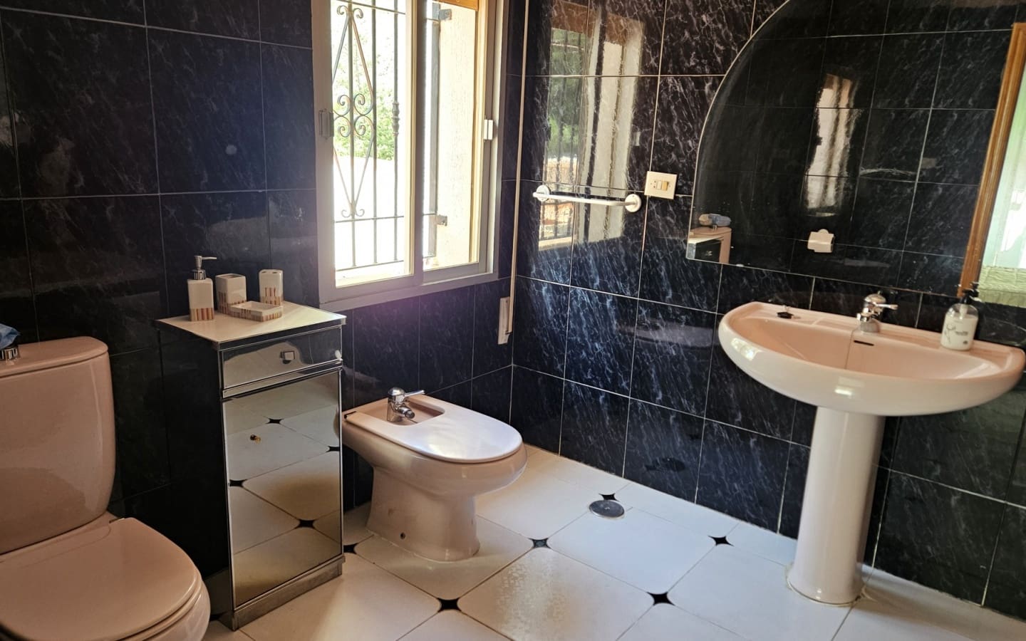 5 soveværelse Virksomhed til salg i Velez de Benaudalla med swimmingpool garage - € 600.000 (Ref: 4914817)