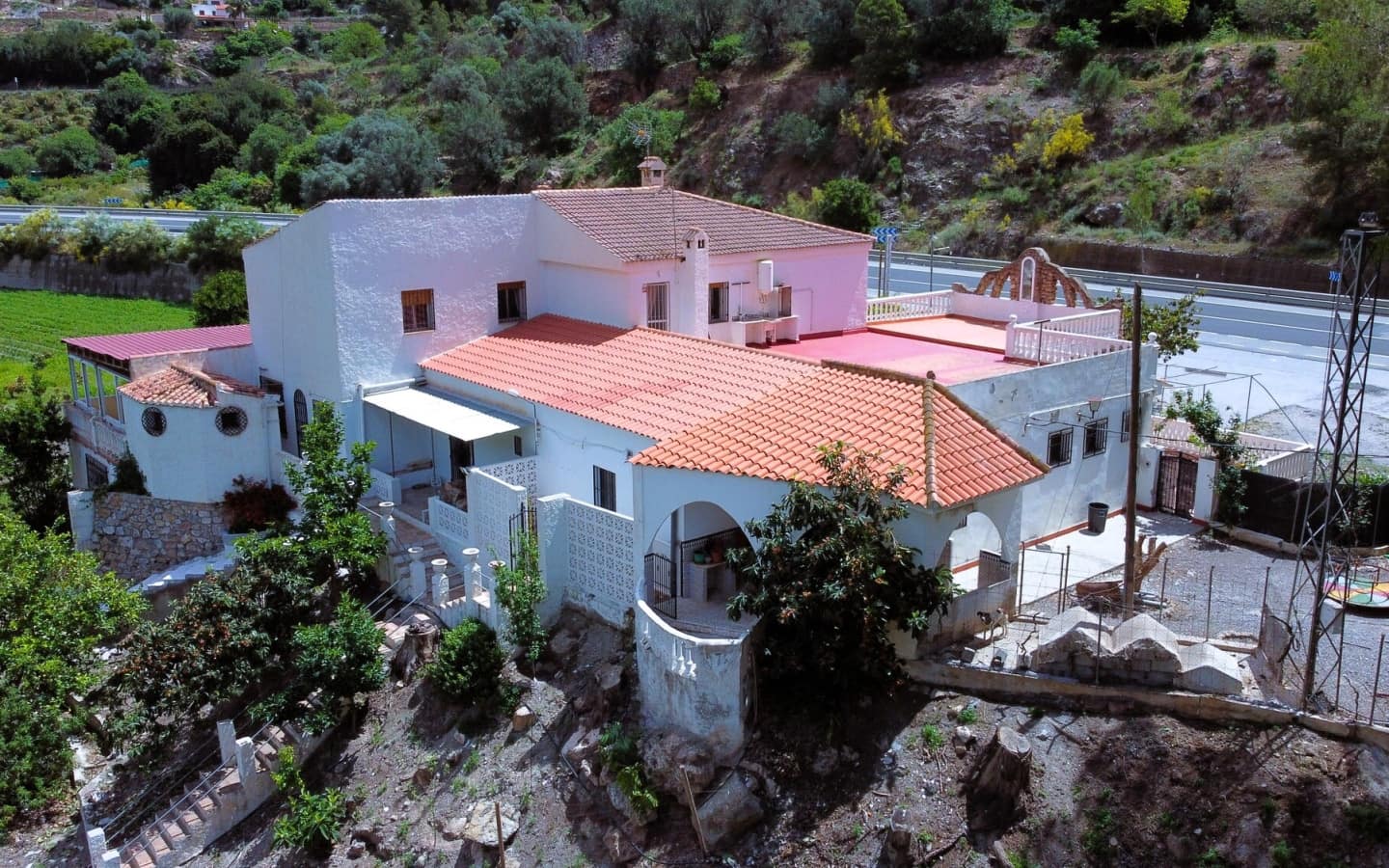 5 soveværelse Virksomhed til salg i Velez de Benaudalla med swimmingpool garage - € 600.000 (Ref: 4914817)