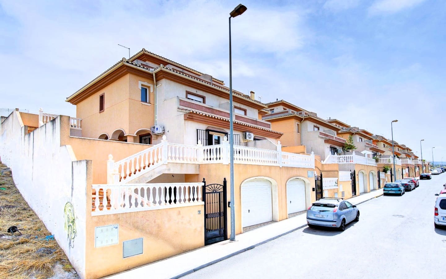 3 bedroom Villa for sale in Peligros with garage - € 310,000 (Ref: 5176014)