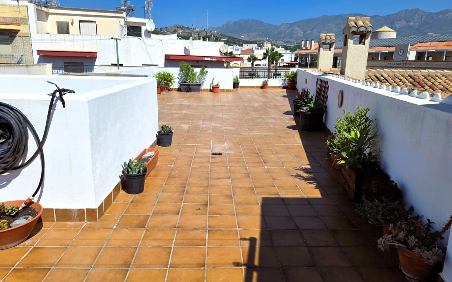 Piso de 3 habitaciones en Salobreña en venta con garaje - 215.000 € (Ref: 6141168)