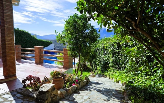 4 soveværelse Villa til salg i Carataunas med swimmingpool garage - € 299.000 (Ref: 8573052)