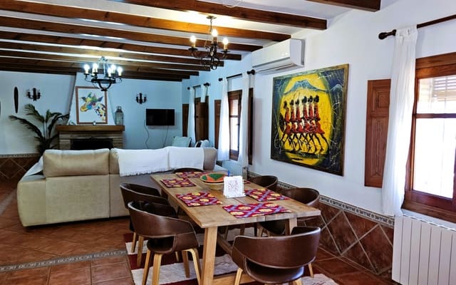 4 soveværelse Villa til salg i Carataunas med swimmingpool garage - € 299.000 (Ref: 8573052)