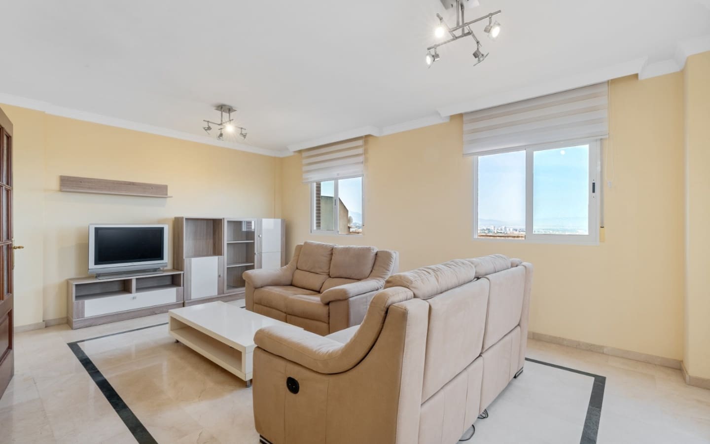 4 soveværelse Semi-Rækkehus til salg i Peligros med garage - € 325.000 (Ref: 9094434)