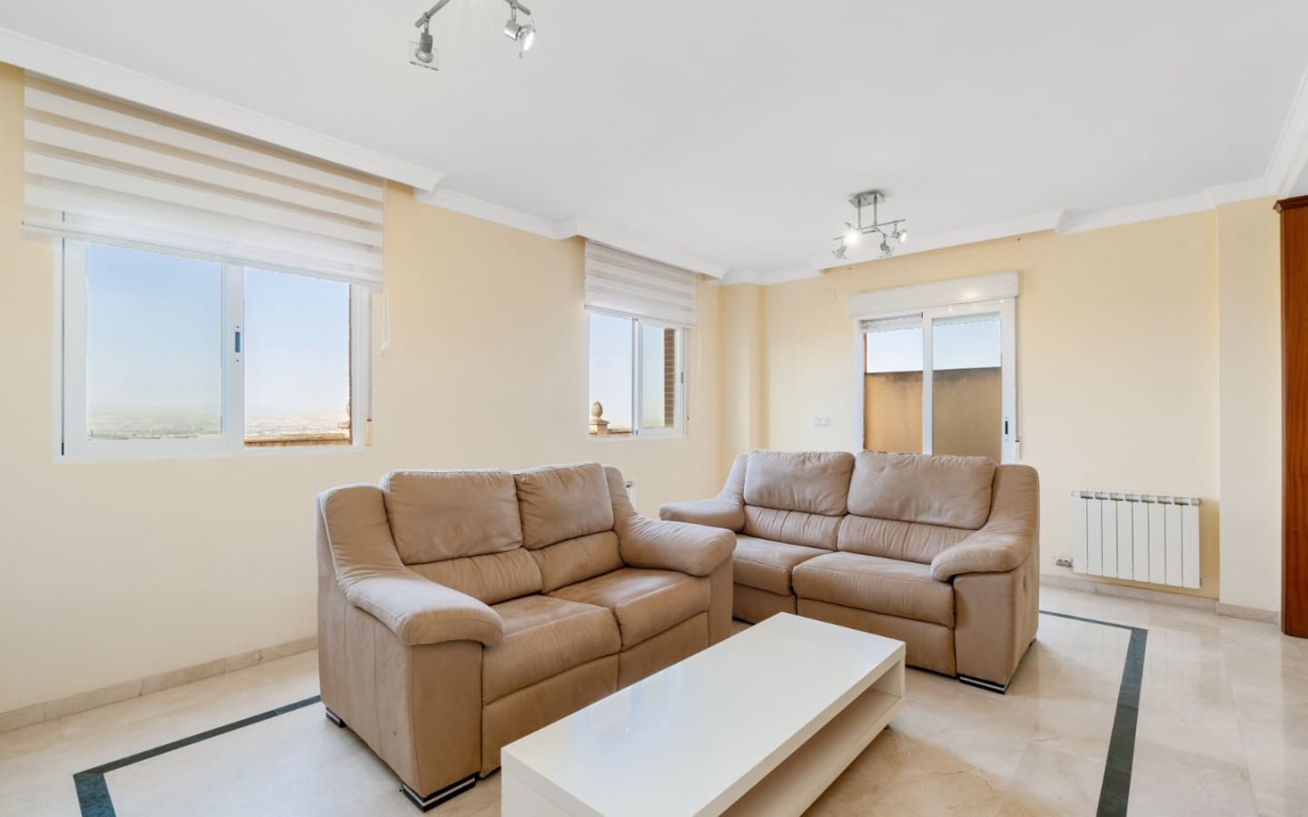 4 soveværelse Semi-Rækkehus til salg i Peligros med garage - € 325.000 (Ref: 9094434)