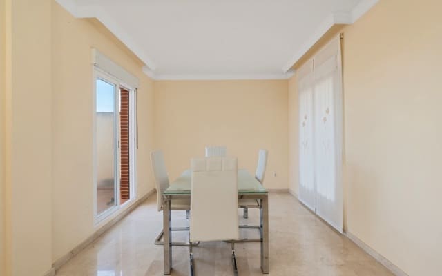 4 slaapkamer Halfvrijstaande villa te koop in Peligros met garage - € 325.000 (Ref: 9094434)