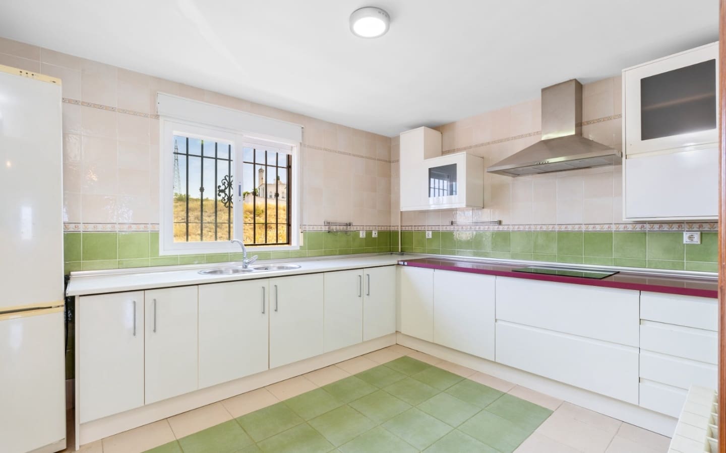 4 soveværelse Semi-Rækkehus til salg i Peligros med garage - € 325.000 (Ref: 9094434)