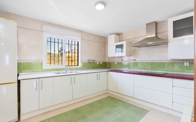 4 slaapkamer Halfvrijstaande villa te koop in Peligros met garage - € 325.000 (Ref: 9094434)