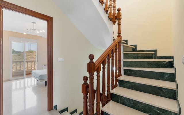 4 slaapkamer Halfvrijstaande villa te koop in Peligros met garage - € 325.000 (Ref: 9094434)