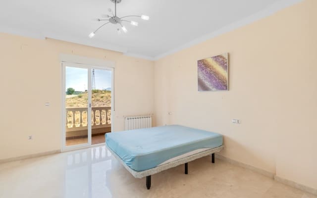 4 slaapkamer Halfvrijstaande villa te koop in Peligros met garage - € 325.000 (Ref: 9094434)