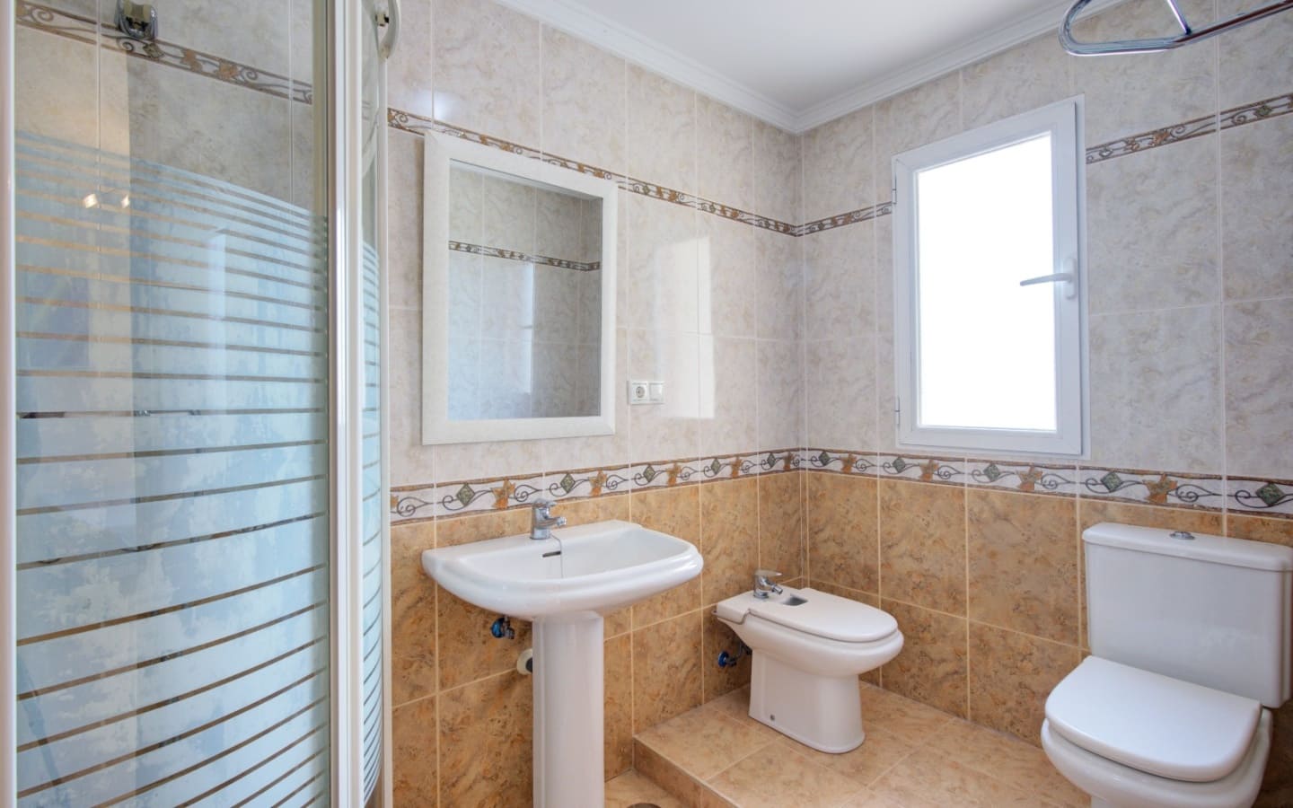 4 soveværelse Semi-Rækkehus til salg i Peligros med garage - € 325.000 (Ref: 9094434)