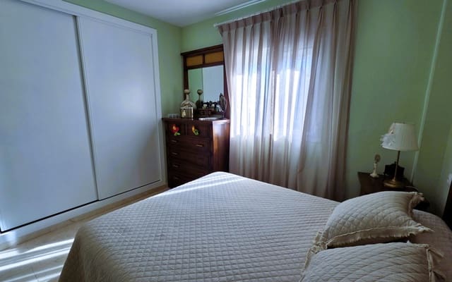 Piso de 3 habitaciones en Estepona en venta con garaje - 380.000 € (Ref: 9322836)