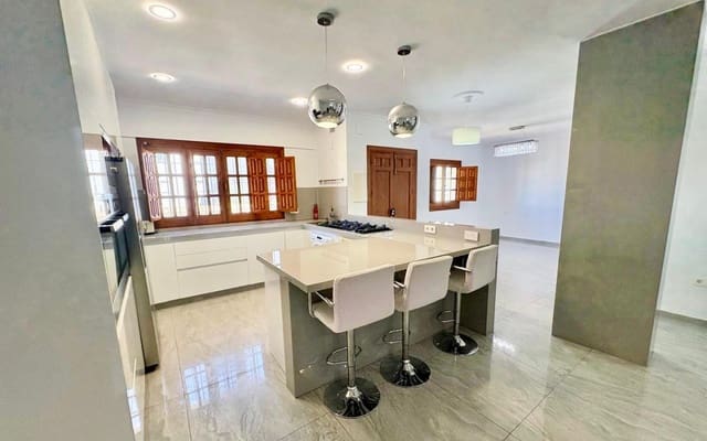 Chalet de 2 habitaciones en Salobreña en venta - 285.000 € (Ref: 9688466)