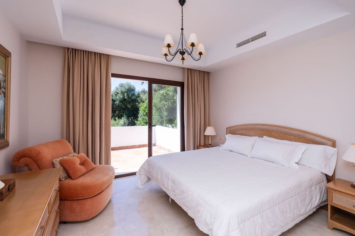 4 bedroom Villa for sale in Benahavis with pool garage - € 1,795,000 (Ref: 7649806)