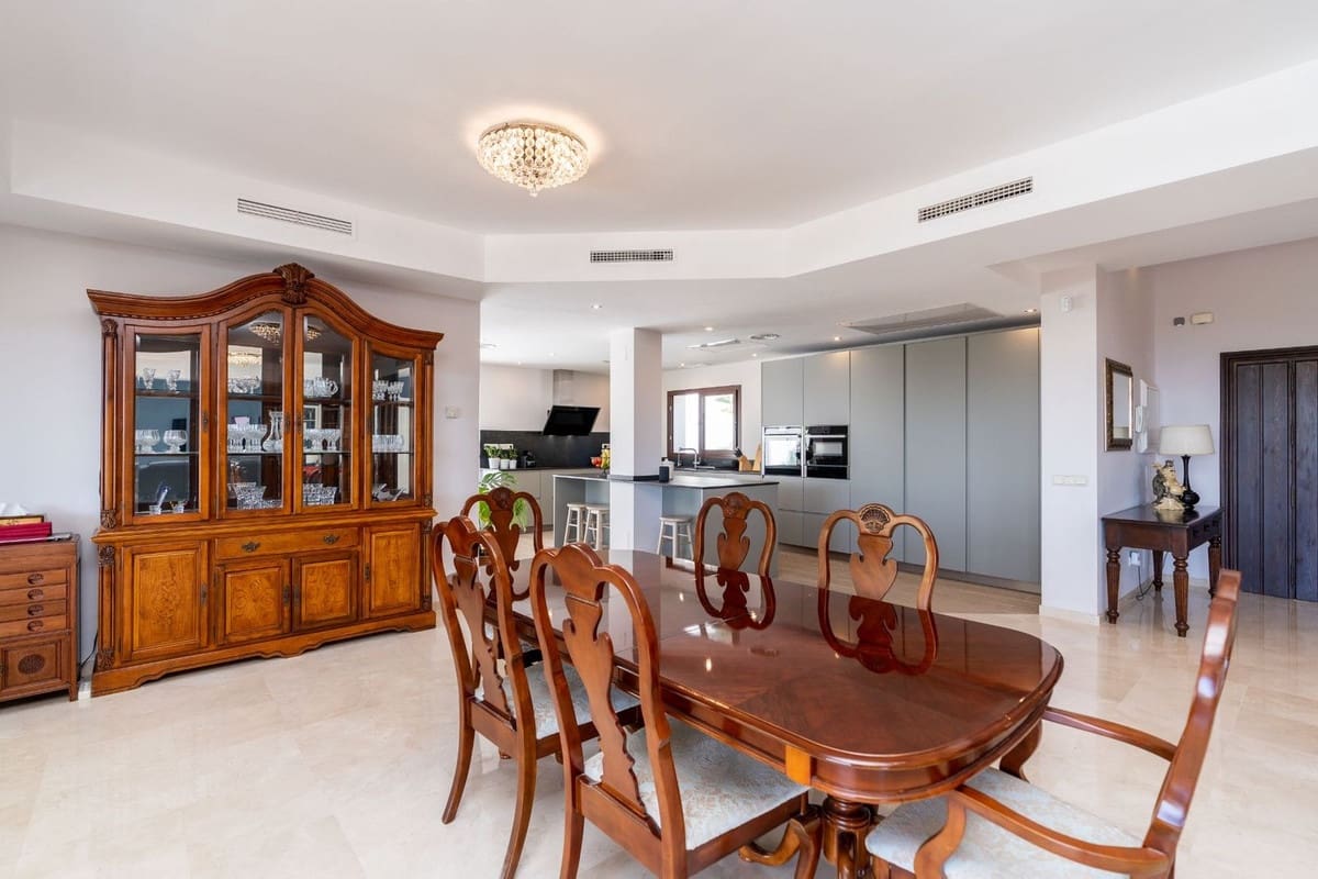 4 bedroom Villa for sale in Benahavis with pool garage - € 1,795,000 (Ref: 7649806)