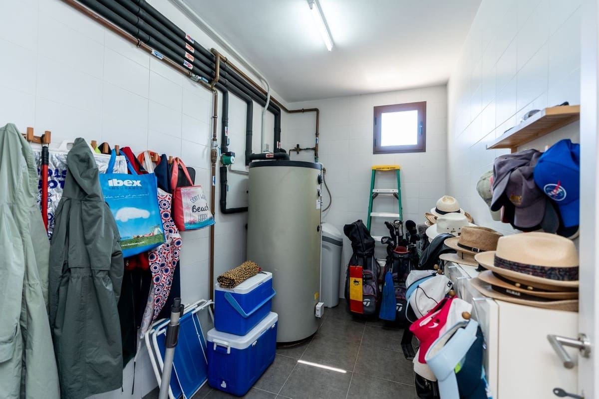 4 bedroom Villa for sale in Benahavis with pool garage - € 1,795,000 (Ref: 7649806)