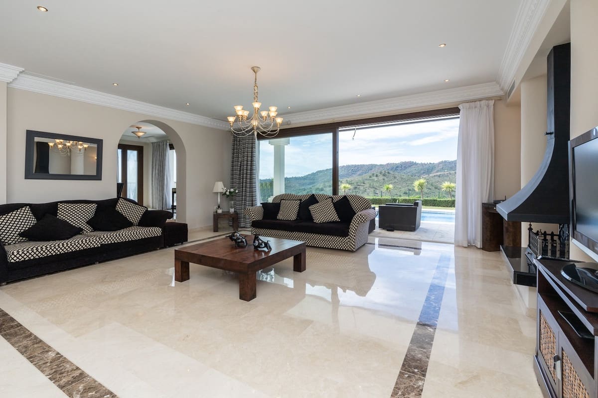 6 bedroom Villa for sale in Benahavis with pool - € 2,475,000 (Ref: 8253239)