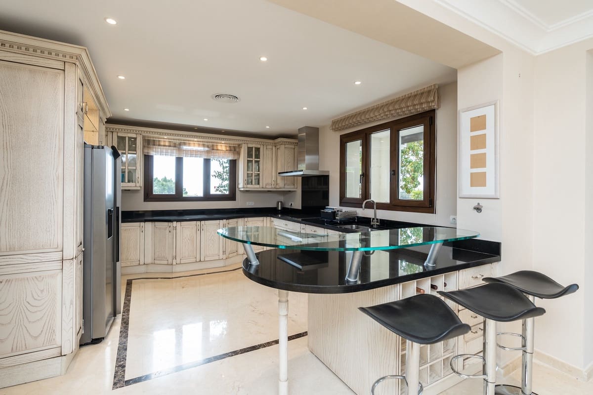 6 bedroom Villa for sale in Benahavis with pool - € 2,475,000 (Ref: 8253239)