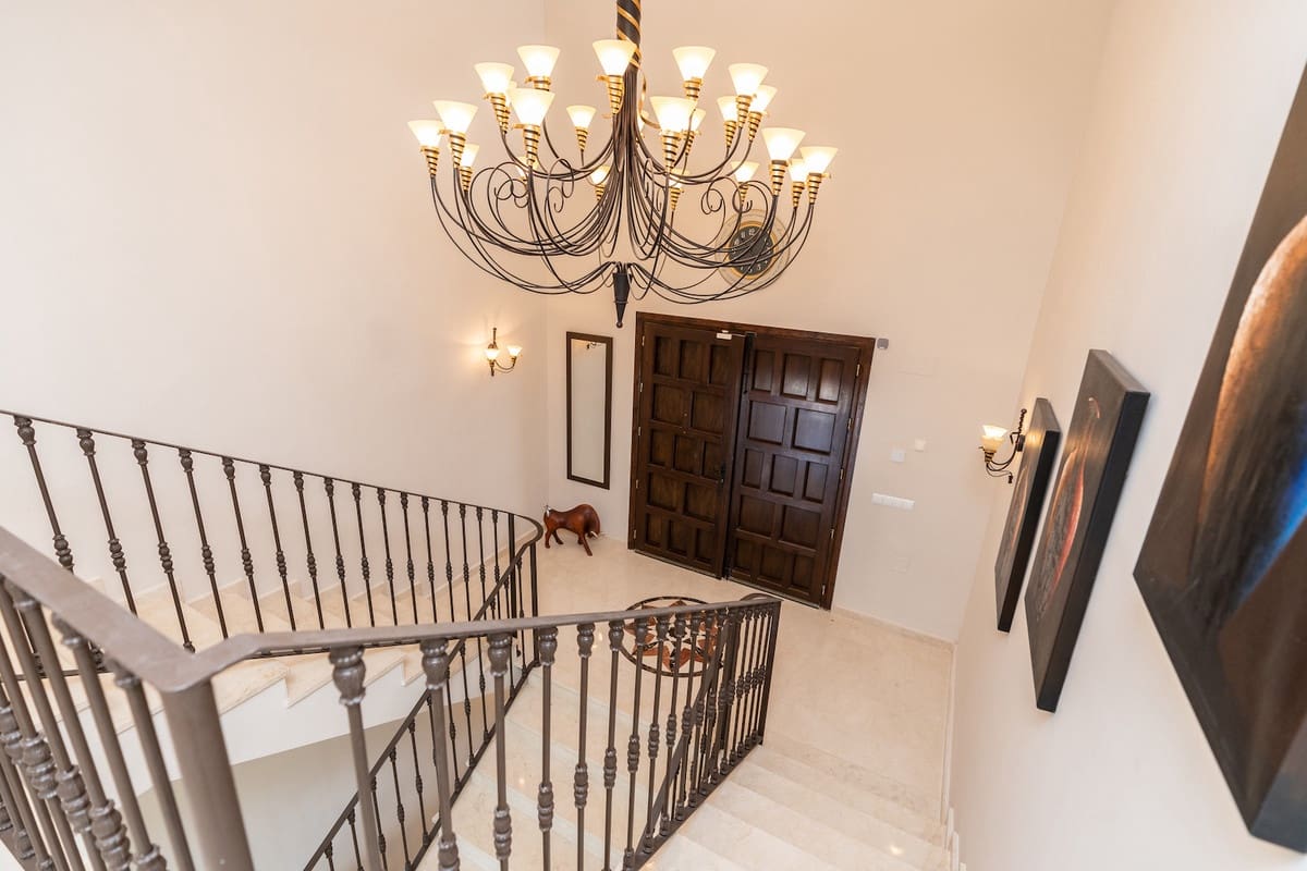 6 bedroom Villa for sale in Benahavis with pool - € 2,475,000 (Ref: 8253239)