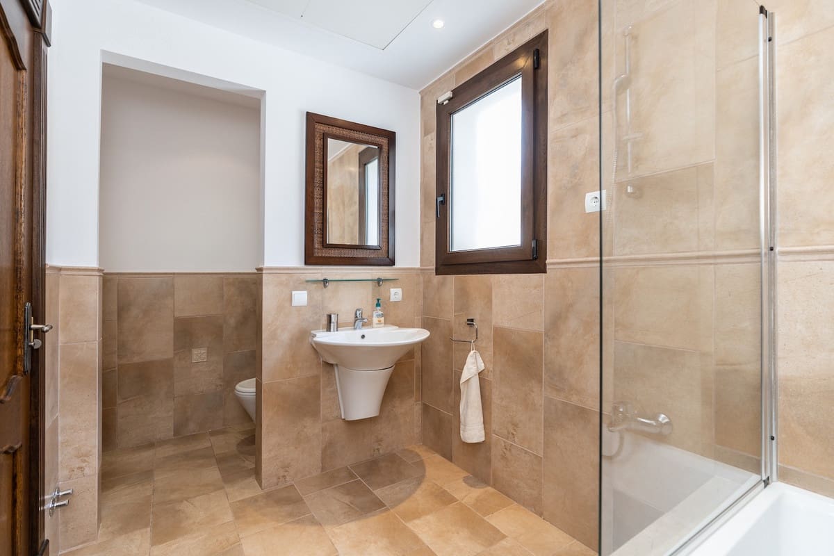 6 bedroom Villa for sale in Benahavis with pool - € 2,475,000 (Ref: 8253239)