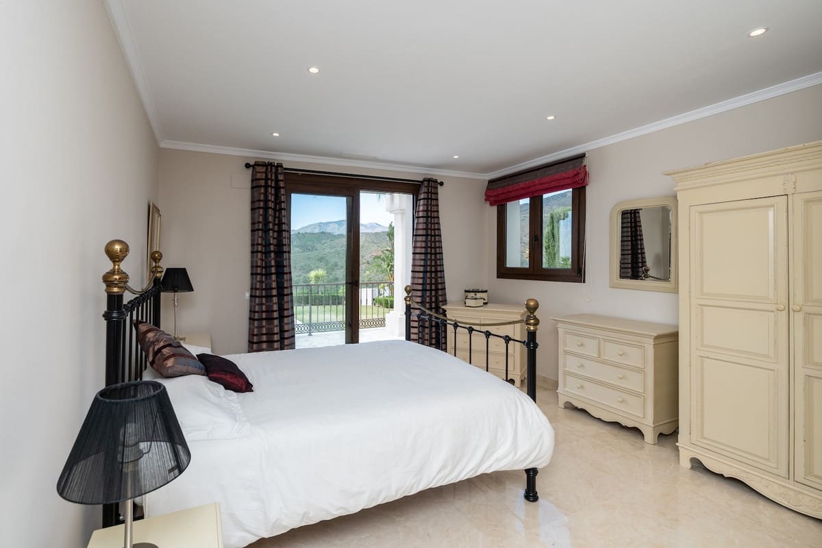 6 bedroom Villa for sale in Benahavis with pool - € 2,475,000 (Ref: 8253239)