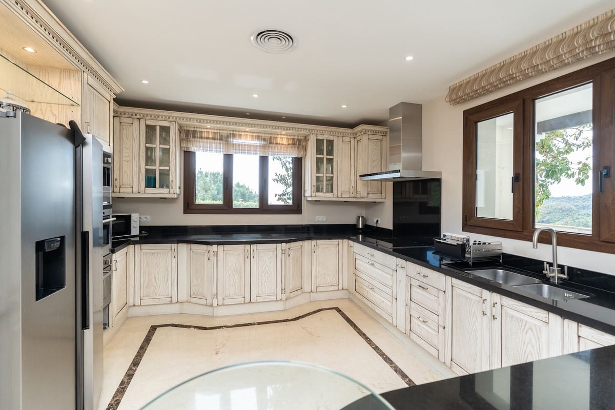 6 bedroom Villa for sale in Benahavis with pool - € 2,475,000 (Ref: 8253239)