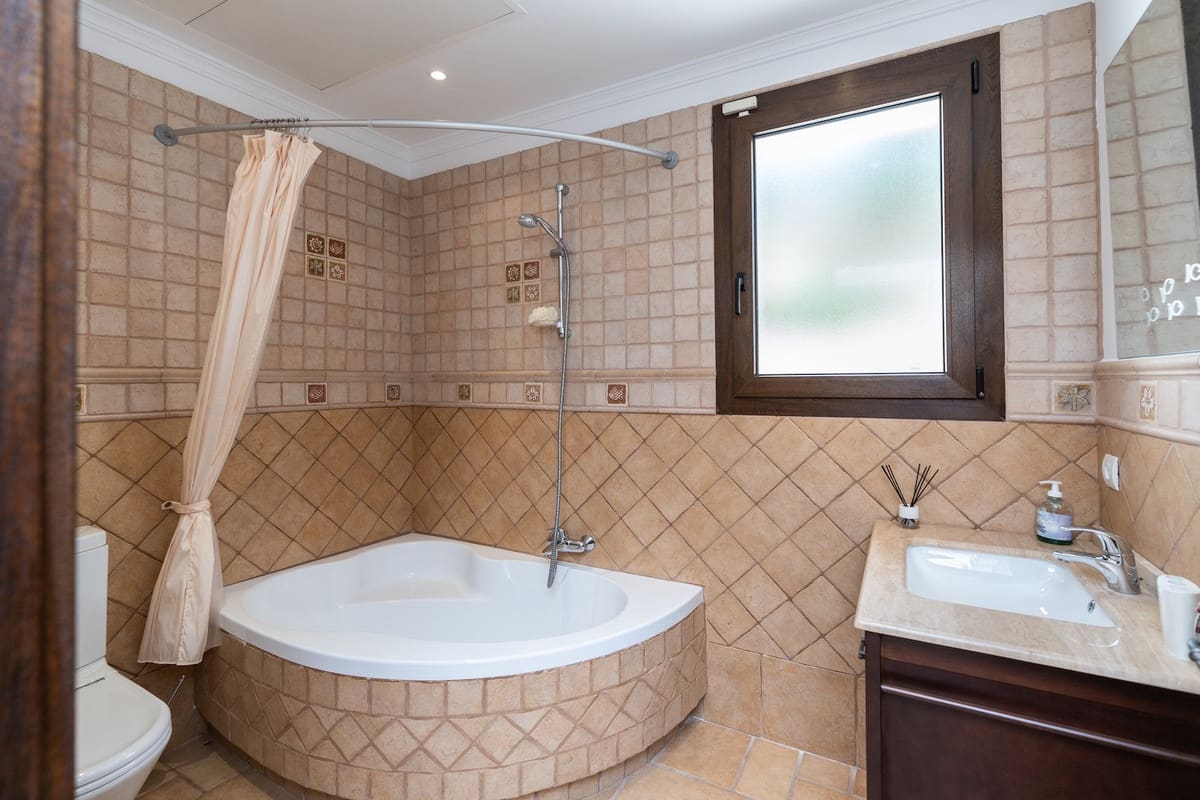 6 bedroom Villa for sale in Benahavis with pool - € 2,475,000 (Ref: 8253239)