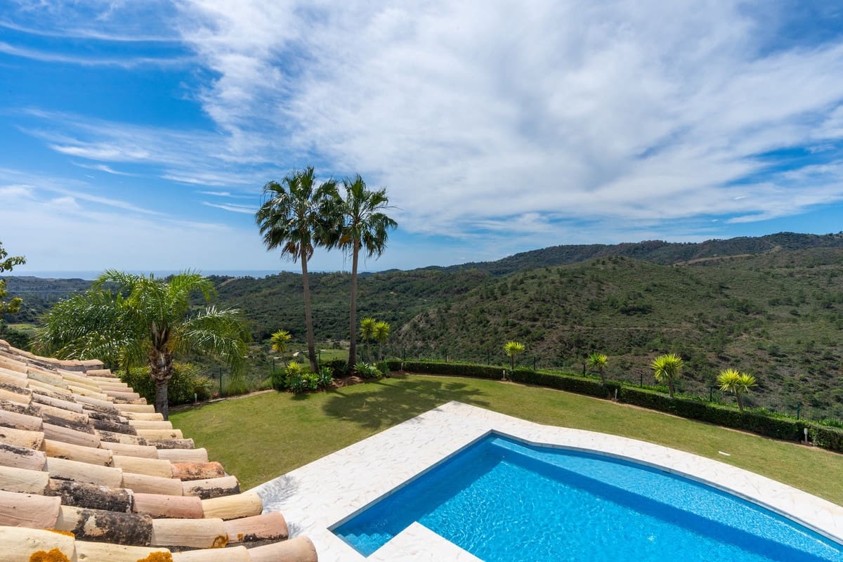 6 bedroom Villa for sale in Benahavis with pool - € 2,475,000 (Ref: 8253239)