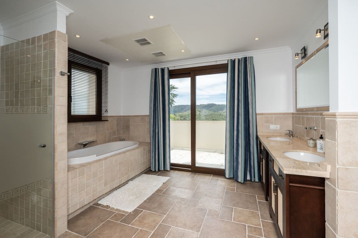 6 bedroom Villa for sale in Benahavis with pool - € 2,475,000 (Ref: 8253239)