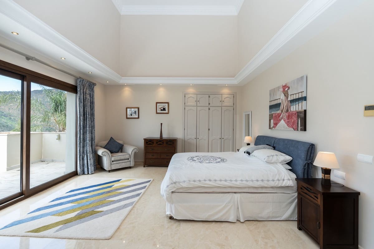 6 bedroom Villa for sale in Benahavis with pool - € 2,475,000 (Ref: 8253239)