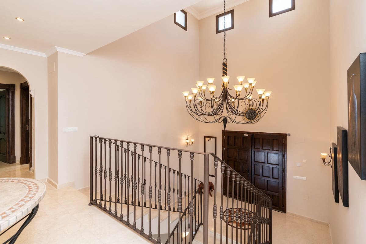 6 bedroom Villa for sale in Benahavis with pool - € 2,475,000 (Ref: 8253239)