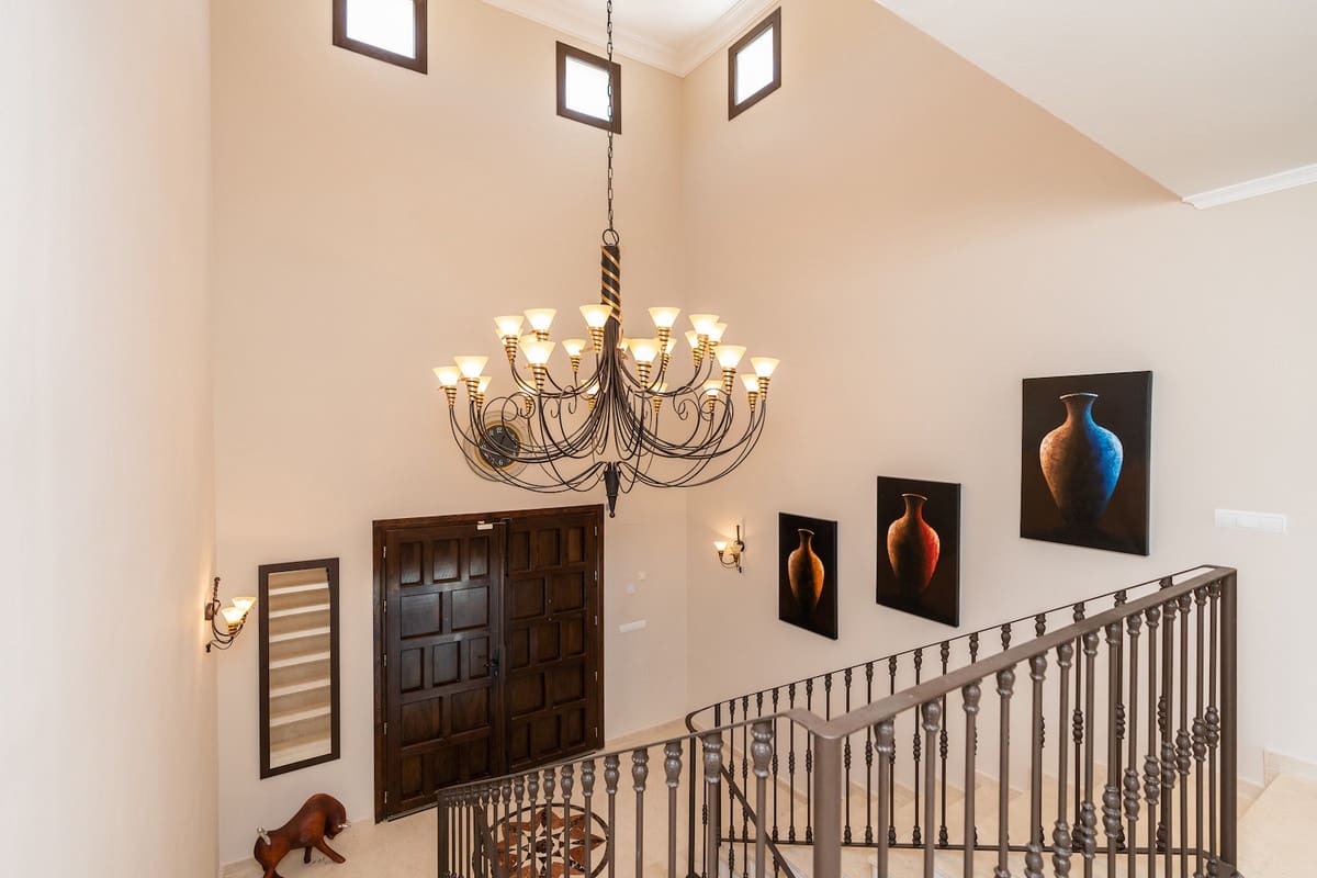 6 bedroom Villa for sale in Benahavis with pool - € 2,475,000 (Ref: 8253239)