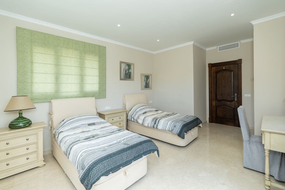 6 bedroom Villa for sale in Benahavis with pool - € 2,475,000 (Ref: 8253239)