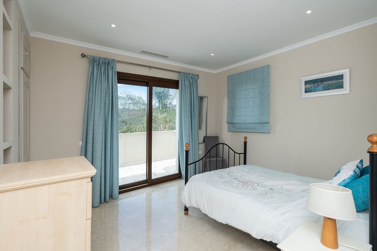 6 bedroom Villa for sale in Benahavis with pool - € 2,475,000 (Ref: 8253239)