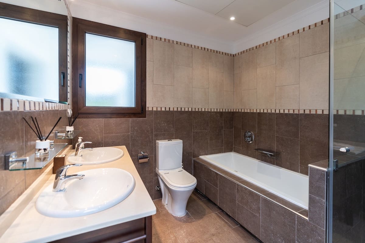 6 bedroom Villa for sale in Benahavis with pool - € 2,475,000 (Ref: 8253239)