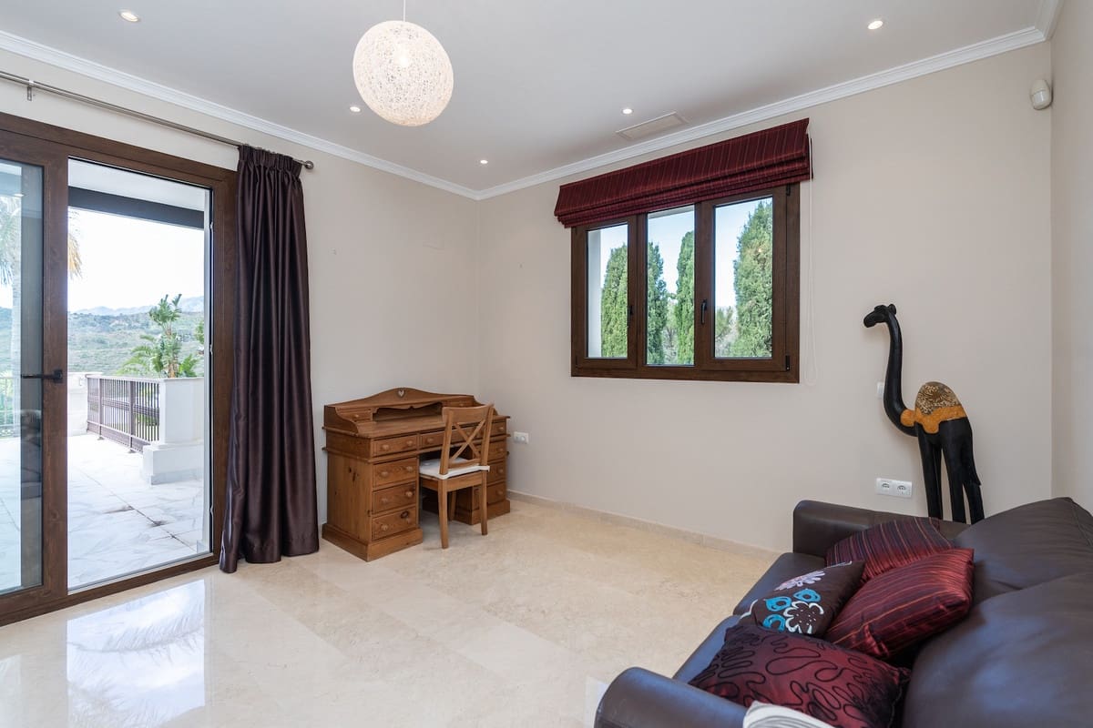 6 bedroom Villa for sale in Benahavis with pool - € 2,475,000 (Ref: 8253239)