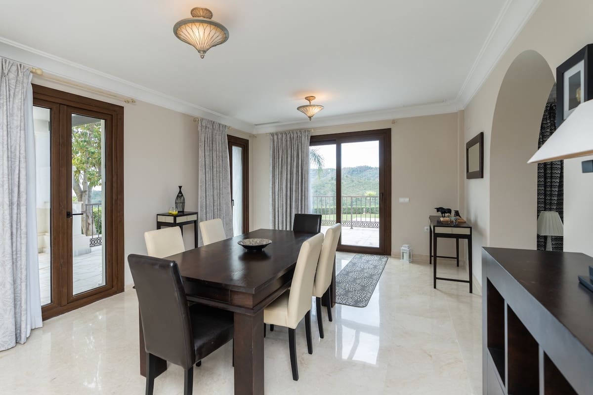 6 bedroom Villa for sale in Benahavis with pool - € 2,475,000 (Ref: 8253239)