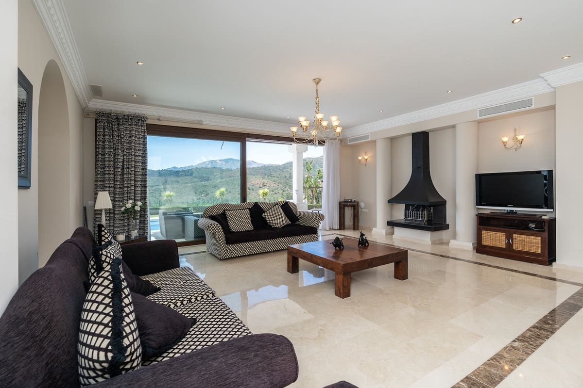 6 bedroom Villa for sale in Benahavis with pool - € 2,475,000 (Ref: 8253239)