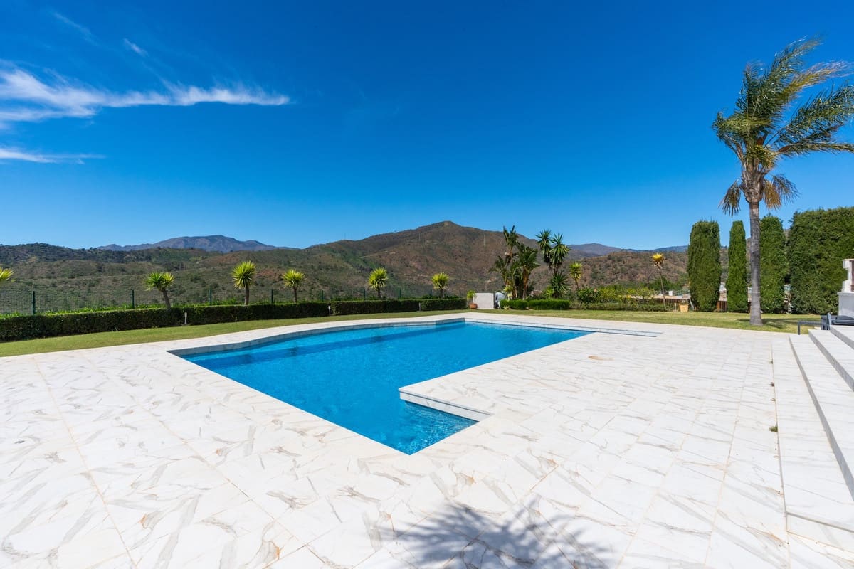 6 bedroom Villa for sale in Benahavis with pool - € 2,475,000 (Ref: 8253239)
