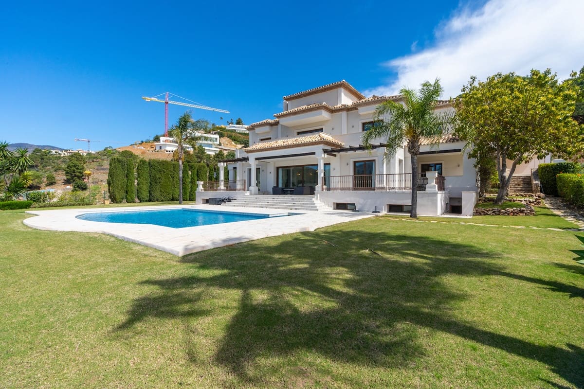 6 bedroom Villa for sale in Benahavis with pool - € 2,475,000 (Ref: 8253239)