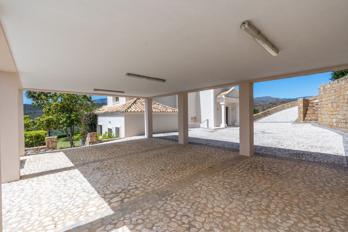 6 bedroom Villa for sale in Benahavis with pool - € 2,475,000 (Ref: 8253239)