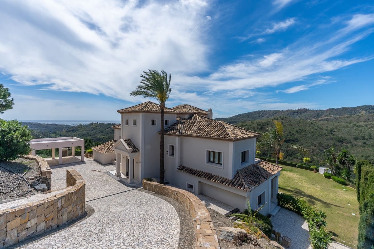 6 bedroom Villa for sale in Benahavis with pool - € 2,475,000 (Ref: 8253239)