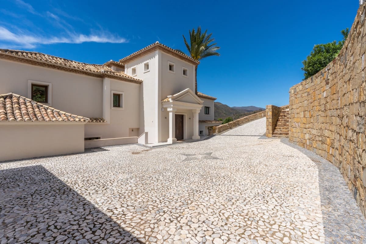 6 bedroom Villa for sale in Benahavis with pool - € 2,475,000 (Ref: 8253239)